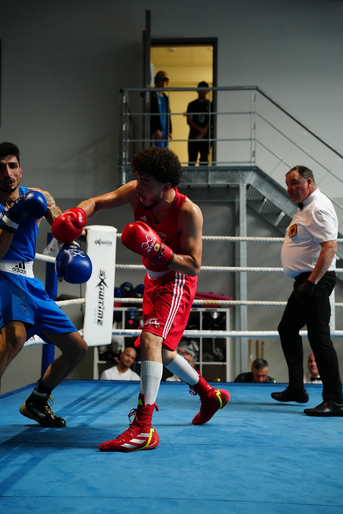 Ringrichter beobachtet die Wirkung eines Treffers während eines Boxkampfs