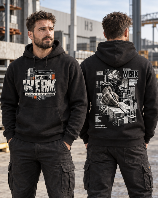 54° Nord WERK Hoodie in Deep Black getragen – Frontprint WERK und großer Rückenprint mit Handwerk-, Bau- und Materialcollage