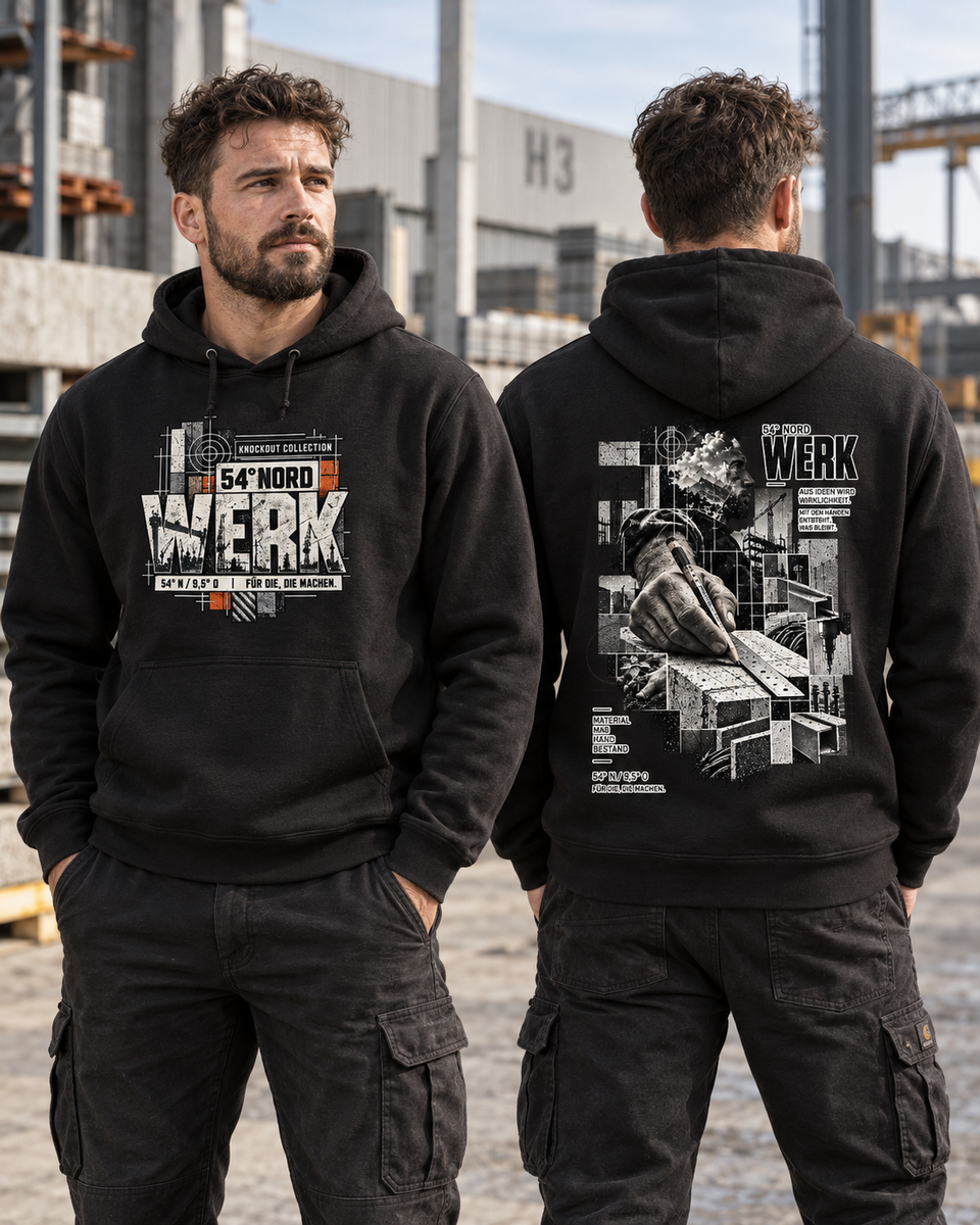 54° Nord WERK Hoodie in Deep Black getragen – Frontprint WERK und großer Rückenprint mit Handwerk-, Bau- und Materialcollage