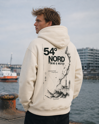 54 Nord Wind und Weiter Hoodie in Egret mit großem Rückenprint am Kieler Hafen