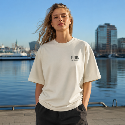 Knockout Collection Heavy T-Shirt Wind und Weiter getragen am Hafen in Kiel