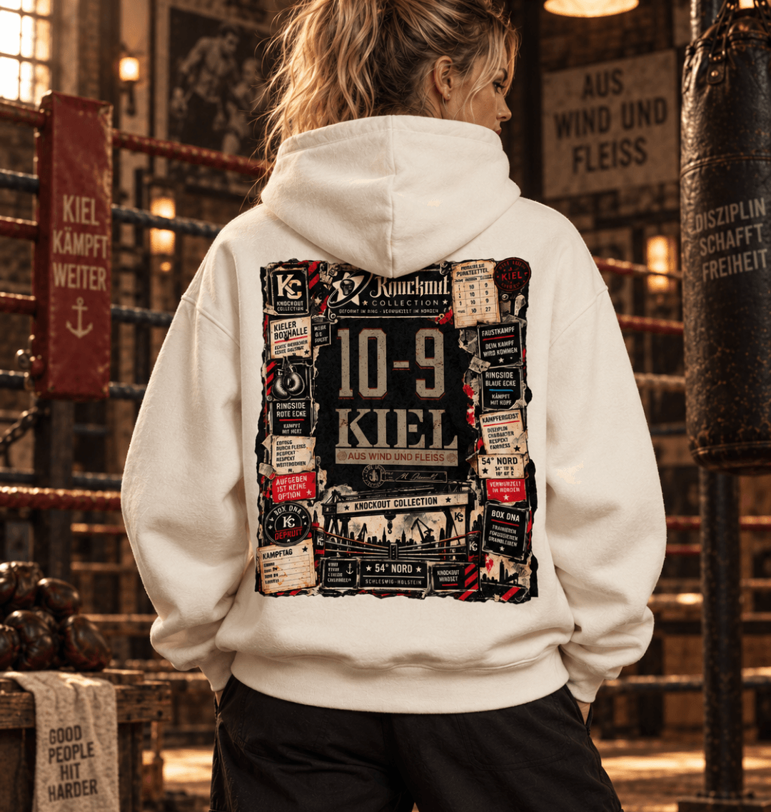 Frau trägt Natural Raw Ultra Heavy Hoodie 10–9 Kiel mit großem Vintage-Rückenprint