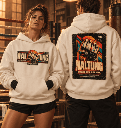 Frau und Mann im Natural Raw HALTUNG Ultra Heavy Hoodie mit Retro-Boxprint in einer Boxhalle
